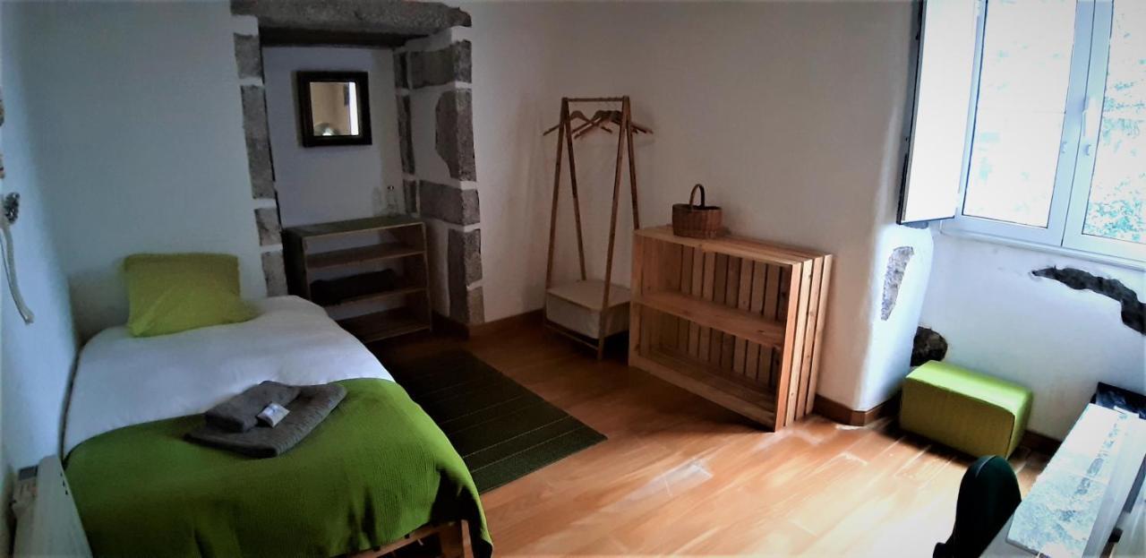 Quarto Individual com Casa de Banho Partilhada